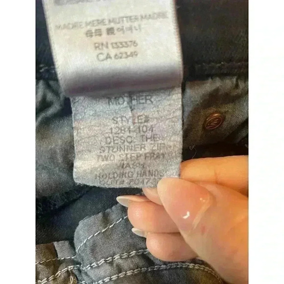 Mother Women's the stunner two step ankle fray dark wash holding hands size 27 - Picture 5 of 9